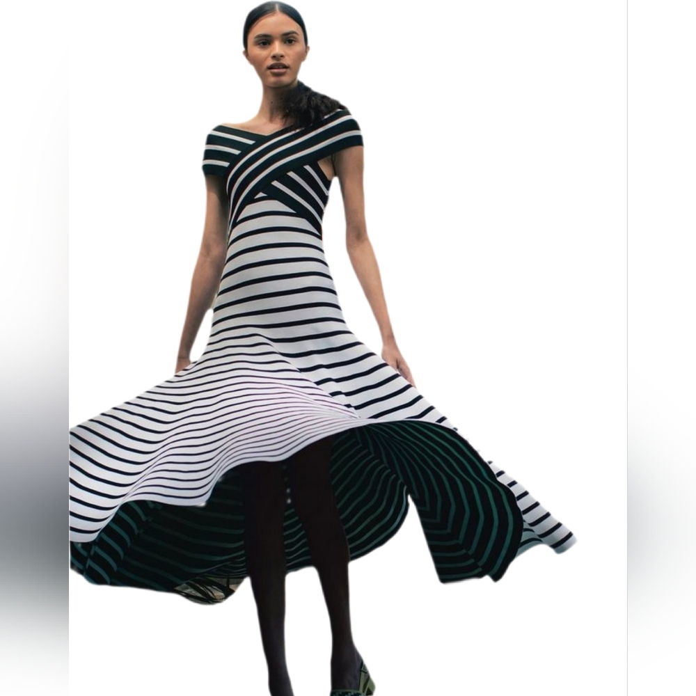 $5,000 CAROLINA HERRERA WHITE BLK OF THE SHOULDER STRIPED RUNWAY MIDI DRESS M